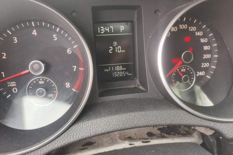 Used Volkswagen Golf 2011 1.4 TSI Automatic Comfort Model Odometer Close Up