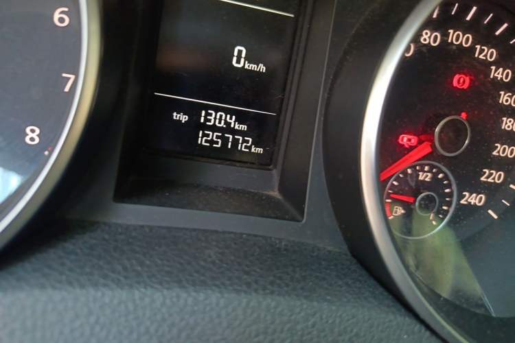 Used Volkswagen Golf 2011 1.4 TSI Automatic Comfort Model Odometer Close Up
