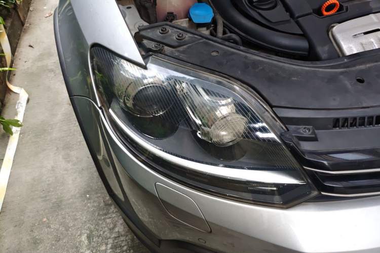 Used Volkswagen Golf 2011 1.4TSI Cross Golf Right Front Headlight