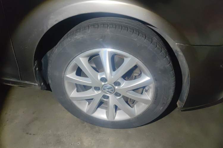 Used Volkswagen Golf 2011 1.4 TSI Luxury Touring Edition Right Front Wheel Hub