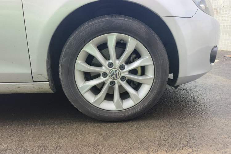 Used Volkswagen Golf 2011 1.4 TSI Automatic Comfort Model Right Front Wheel Hub