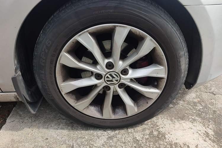 Used Volkswagen Golf 2011 1.6 Manual Comfort Model Right Front Wheel Hub