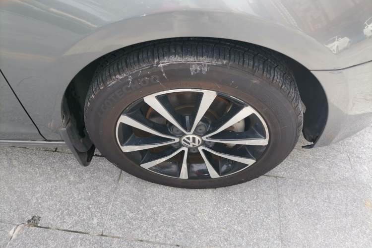 Used Volkswagen Golf 2011 1.4 TSI Automatic Luxury Edition Right Front Wheel Hub