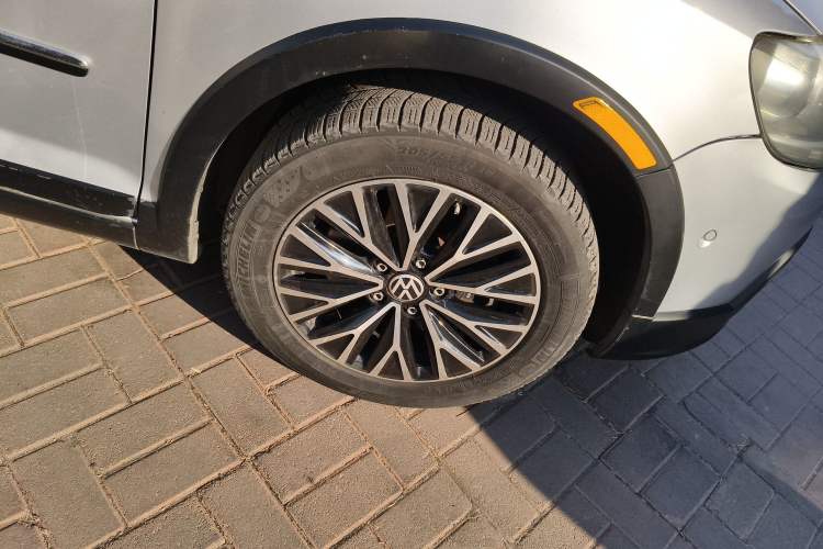 Used Volkswagen Golf 2011 1.4TSI Cross Golf Right Front Wheel Hub