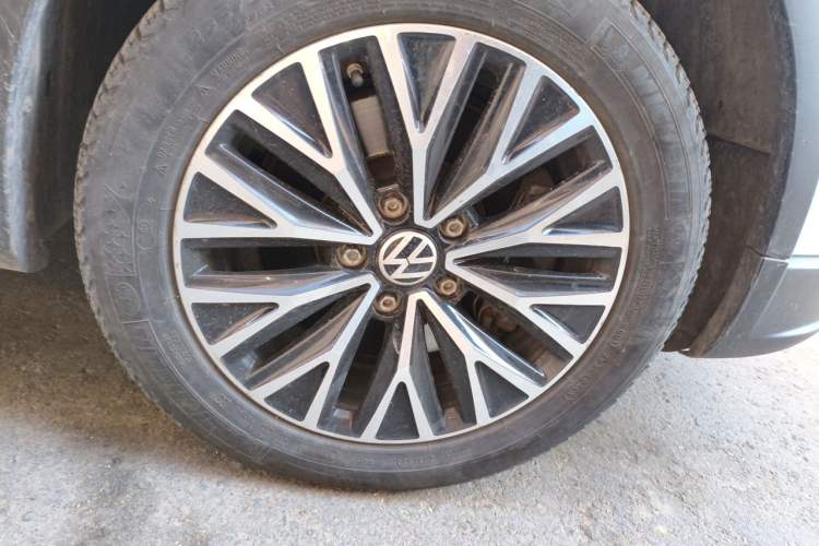 Used Volkswagen Golf 2011 1.4TSI Cross Golf Right Front Wheel Hub
