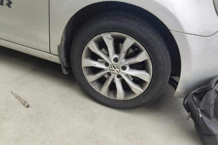 Used Volkswagen Golf 2011 1.6L Automatic Comfort Model Right Front Wheel Hub