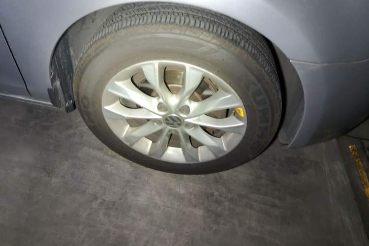 Used Volkswagen Golf 2011 1.6L Automatic Comfort Model Right Front Wheel Hub