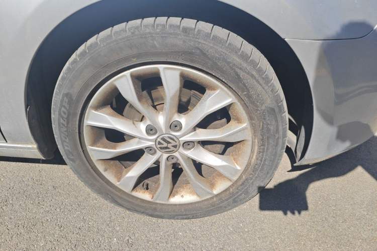 Used Volkswagen Golf 2011 1.6L Automatic Comfort Model Right Front Wheel Hub