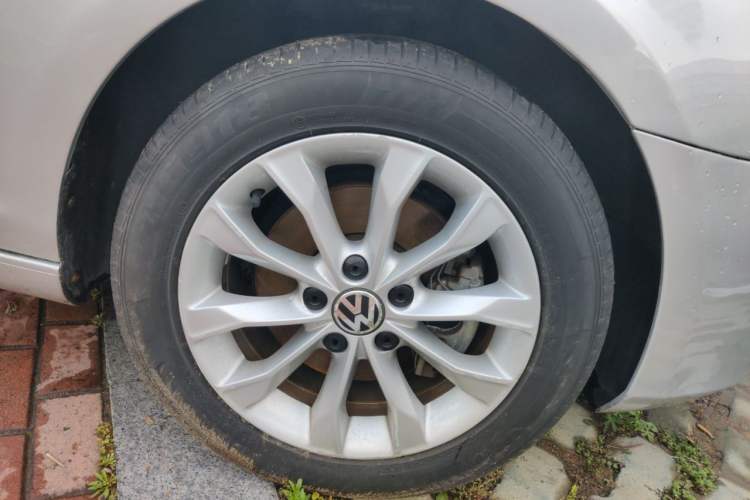 Used Volkswagen Golf 2011 1.4 TSI Automatic Comfort Model Right Front Wheel Hub