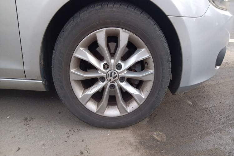 Used Volkswagen Golf 2011 1.6L Automatic Comfort Model Right Front Wheel Hub