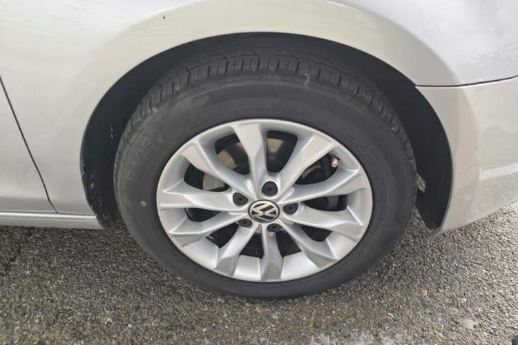 Used Volkswagen Golf 2011 1.6 Manual Comfort Model Right Front Wheel Hub