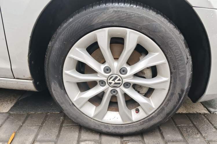 Used Volkswagen Golf 2011 1.4 TSI Automatic Comfort Model Right Front Wheel Hub