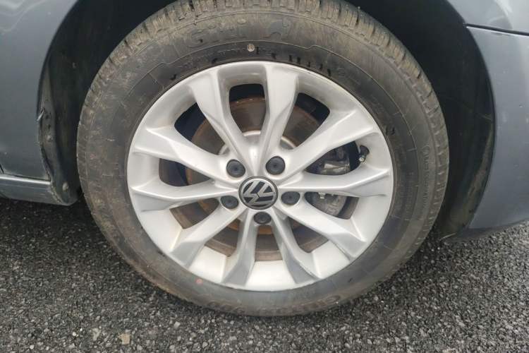 Used Volkswagen Golf 2011 1.6L Automatic Comfort Model Right Front Wheel Hub