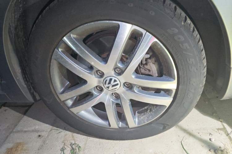 Used Volkswagen Golf 2011 1.4TSI Cross Golf Right Front Wheel Hub