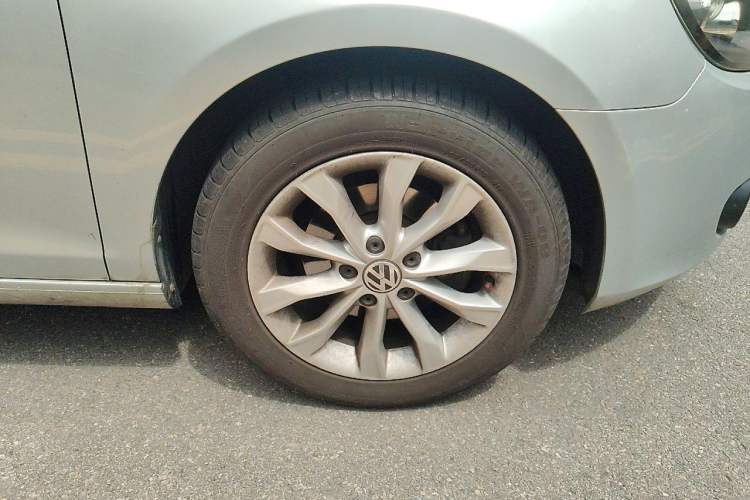 Used Volkswagen Golf 2011 1.6L Automatic Comfort Model Right Front Wheel Hub