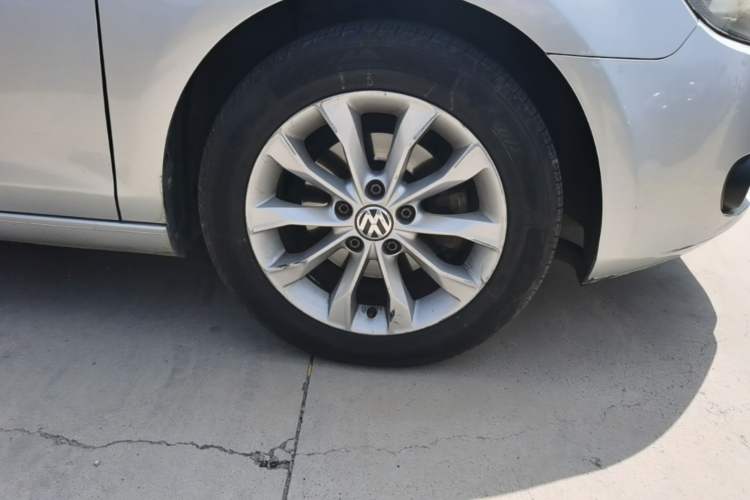 Used Volkswagen Golf 2011 1.6L Automatic Comfort Model Right Front Wheel Hub
