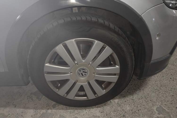 Used Volkswagen Golf 2011 1.4TSI Cross Golf Right Front Wheel Hub