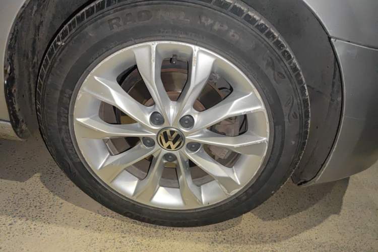 Used Volkswagen Golf 2011 1.6L Automatic Comfort Model Right Front Wheel Hub