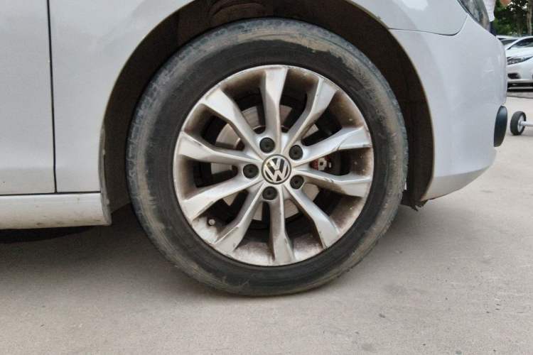 Used Volkswagen Golf 2011 1.6L Automatic Comfort Model Right Front Wheel Hub