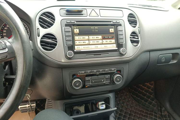 Used Volkswagen Golf 2011 1.4TSI Cross Golf Audio And AC Panel
