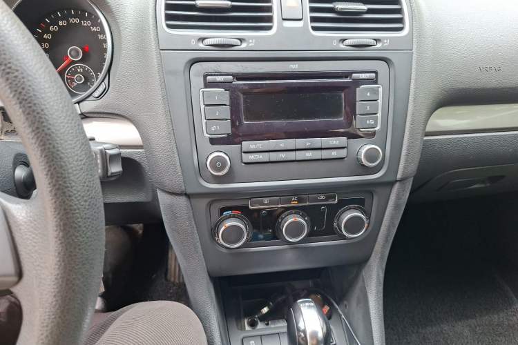 Used Volkswagen Golf 2011 1.6L Automatic Fashion Edition Audio And AC Panel