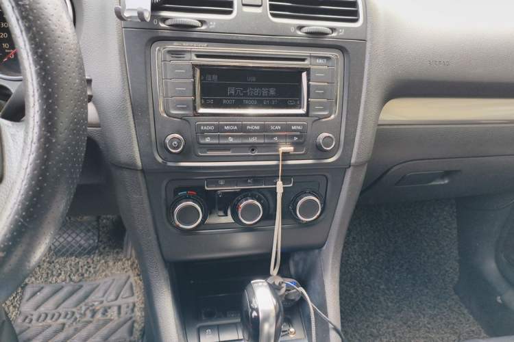 Used Volkswagen Golf 2011 1.6 Automatic Luxury Edition Audio And AC Panel