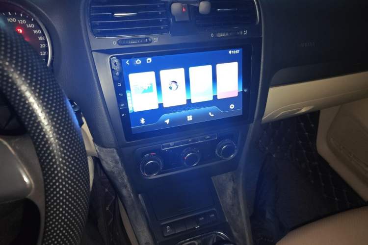 Used Volkswagen Golf 2011 1.6 Manual Fashion Edition Audio And AC Panel