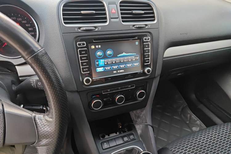 Used Volkswagen Golf 2011 1.6 Manual Fashion Edition Audio And AC Panel