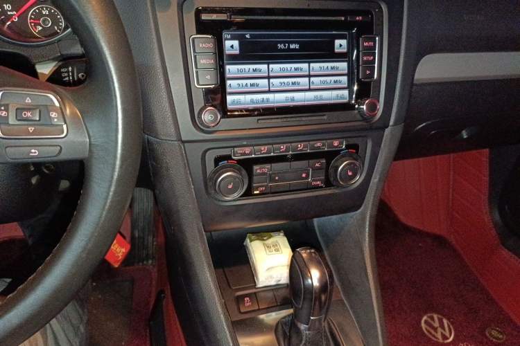 Used Volkswagen Golf 2011 1.4 TSI Automatic Luxury Edition Audio And AC Panel