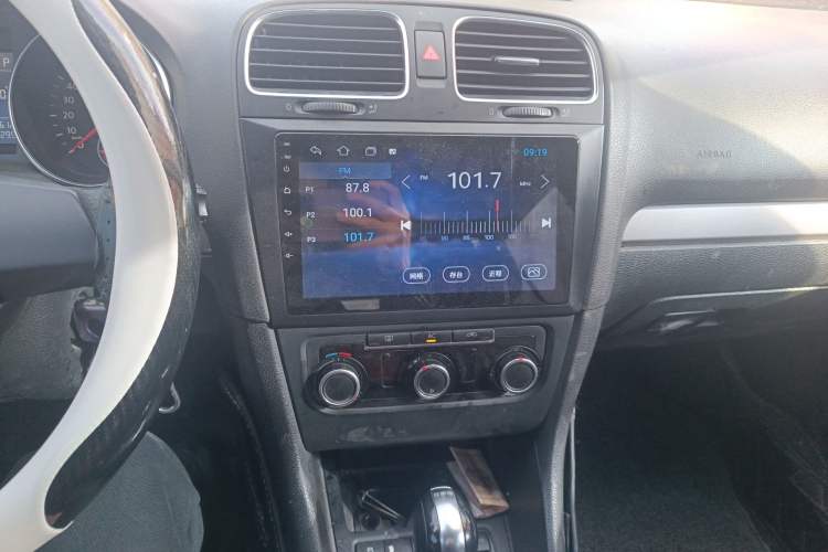 Used Volkswagen Golf 2011 1.6L Automatic Fashion Edition Audio And AC Panel