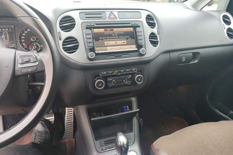Used Volkswagen Golf 2011 1.4TSI Cross Golf Audio And AC Panel