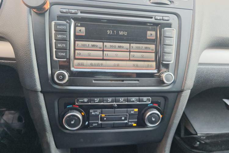Used Volkswagen Golf 2011 1.4 TSI Automatic Luxury Edition Audio And AC Panel