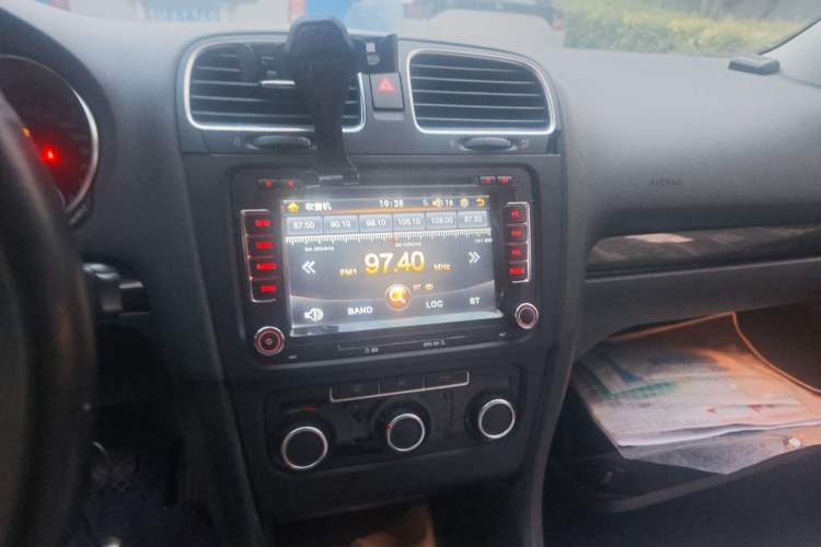 Used Volkswagen Golf 2011 1.6 Manual Comfort Model Audio And AC Panel