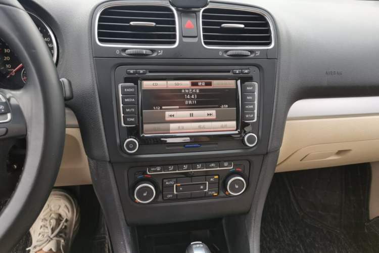 Used Volkswagen Golf 2011 1.4 TSI Automatic Luxury Edition Audio And AC Panel