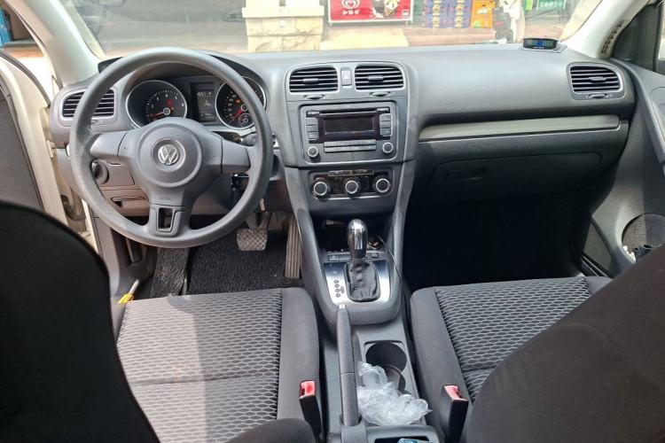 Used Volkswagen Golf 2011 1.6L Automatic Fashion Edition Center Console