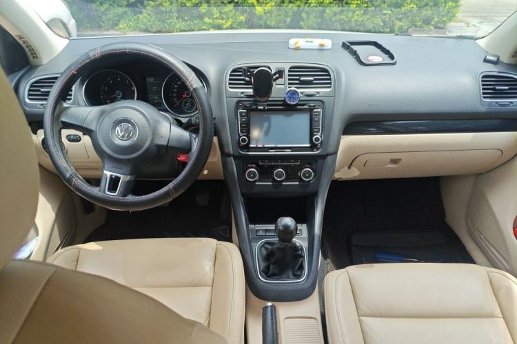 Used Volkswagen Golf 2011 1.4 TSI Manual Comfort Edition Center Console