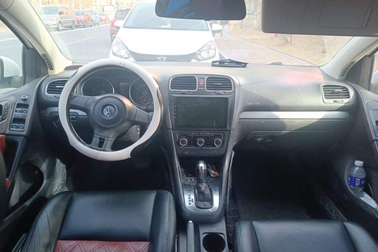 Used Volkswagen Golf 2011 1.6L Automatic Fashion Edition Center Console