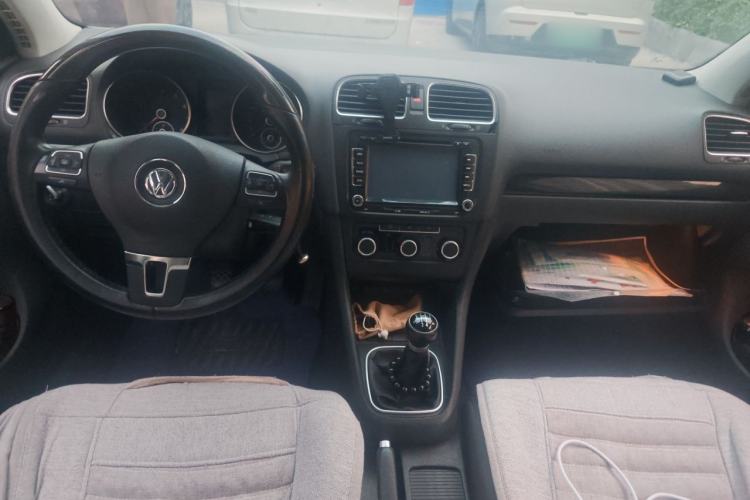Used Volkswagen Golf 2011 1.6 Manual Comfort Model Center Console