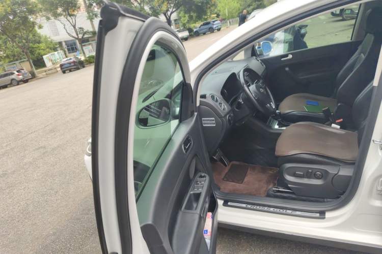Used Volkswagen Golf 2011 1.4TSI Cross Golf Driver Seat