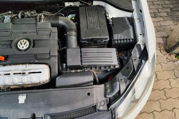 Used Volkswagen Golf 2011 1.4 TSI Comfort Travel Edition Engine Bay Left