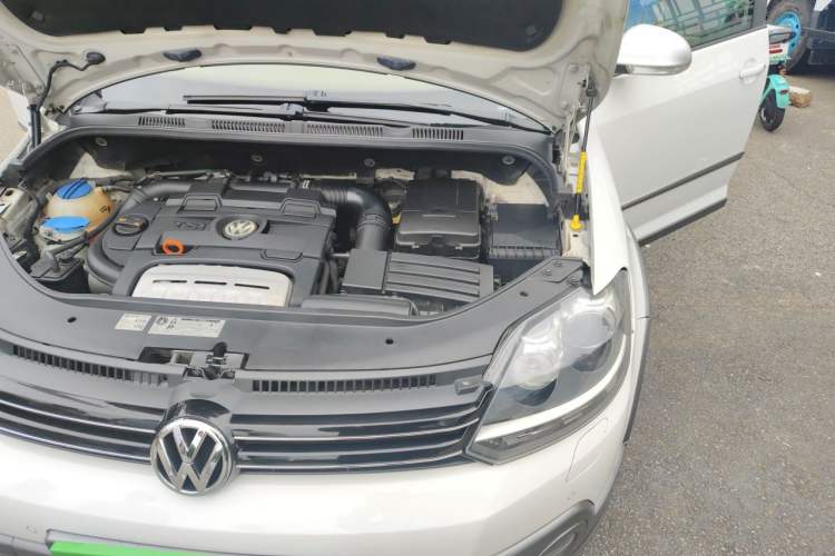 Used Volkswagen Golf 2011 1.4TSI Cross Golf Engine Bay Left