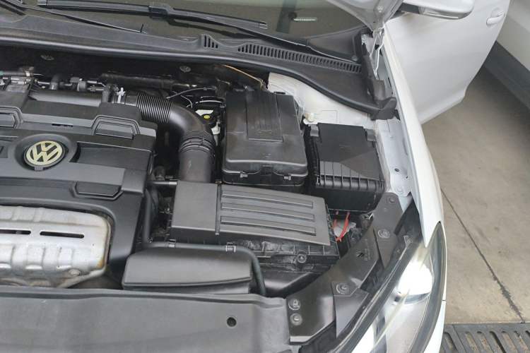 Used Volkswagen Golf 2011 1.4 TSI Luxury Touring Edition Engine Bay Left