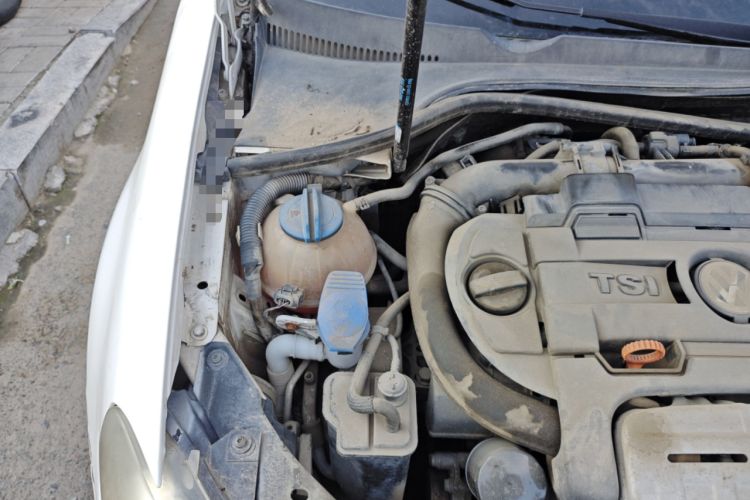 Used Volkswagen Golf 2011 1.4 TSI Comfort Travel Edition Engine Bay Right