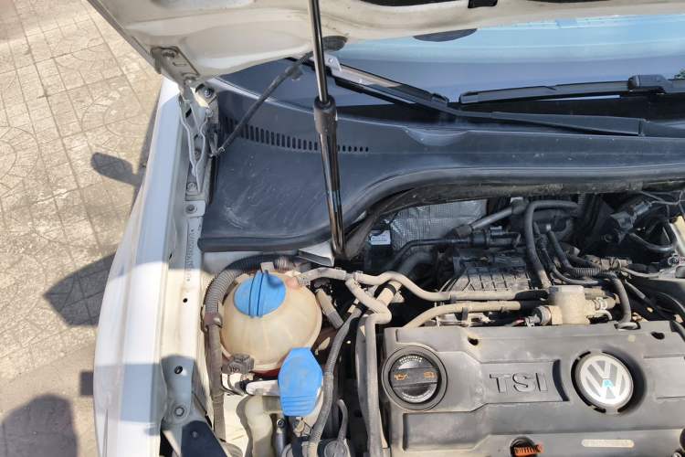 Used Volkswagen Golf 2011 1.4 TSI Automatic Comfort Model Engine Bay Right