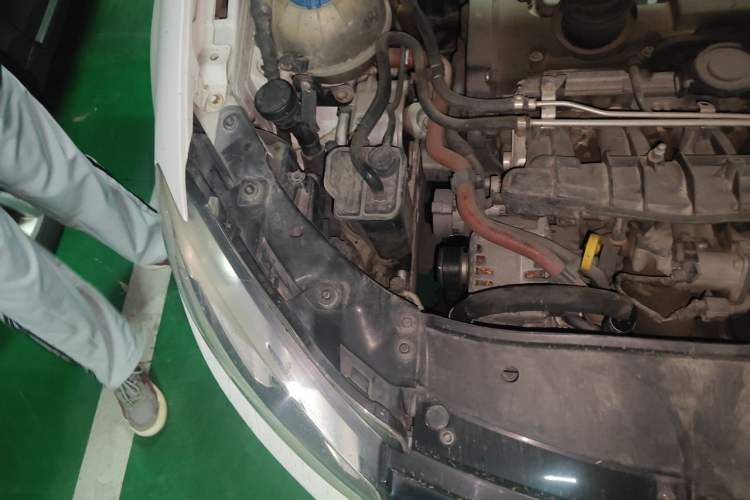 Used Volkswagen Golf 2011 2.0 TSI R Engine Bay Right