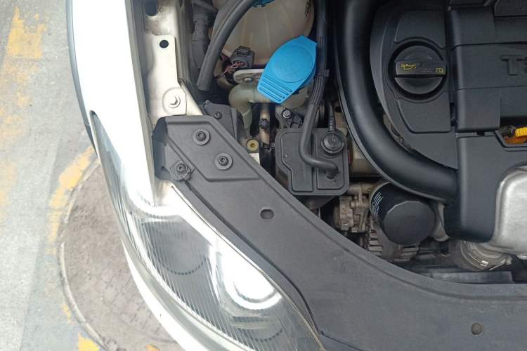 Used Volkswagen Golf 2011 1.4TSI Cross Golf Engine Bay Right
