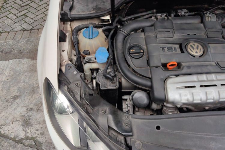 Used Volkswagen Golf 2011 1.4 TSI Comfort Travel Edition Engine Bay Right