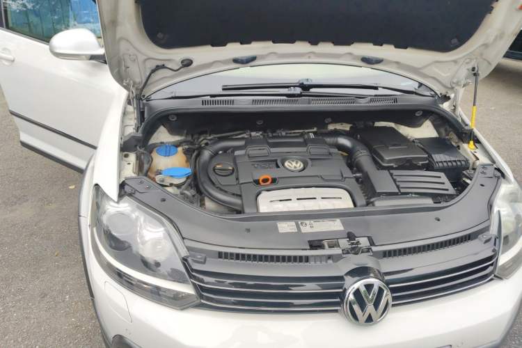 Used Volkswagen Golf 2011 1.4TSI Cross Golf Engine Bay Right
