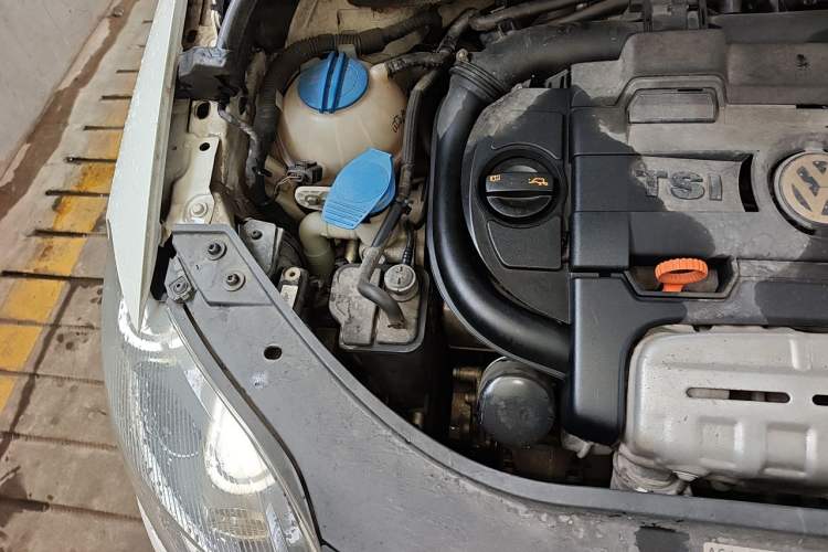 Used Volkswagen Golf 2011 1.4TSI Cross Golf Engine Bay Right