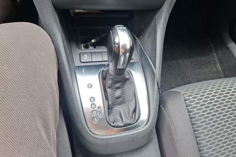 Used Volkswagen Golf 2011 1.6L Automatic Fashion Edition Gear Lever